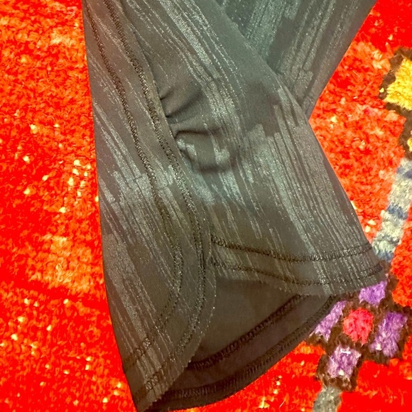 LULULEMON grey/black cropped printed leggings sz 6 - Picture 3 of 9